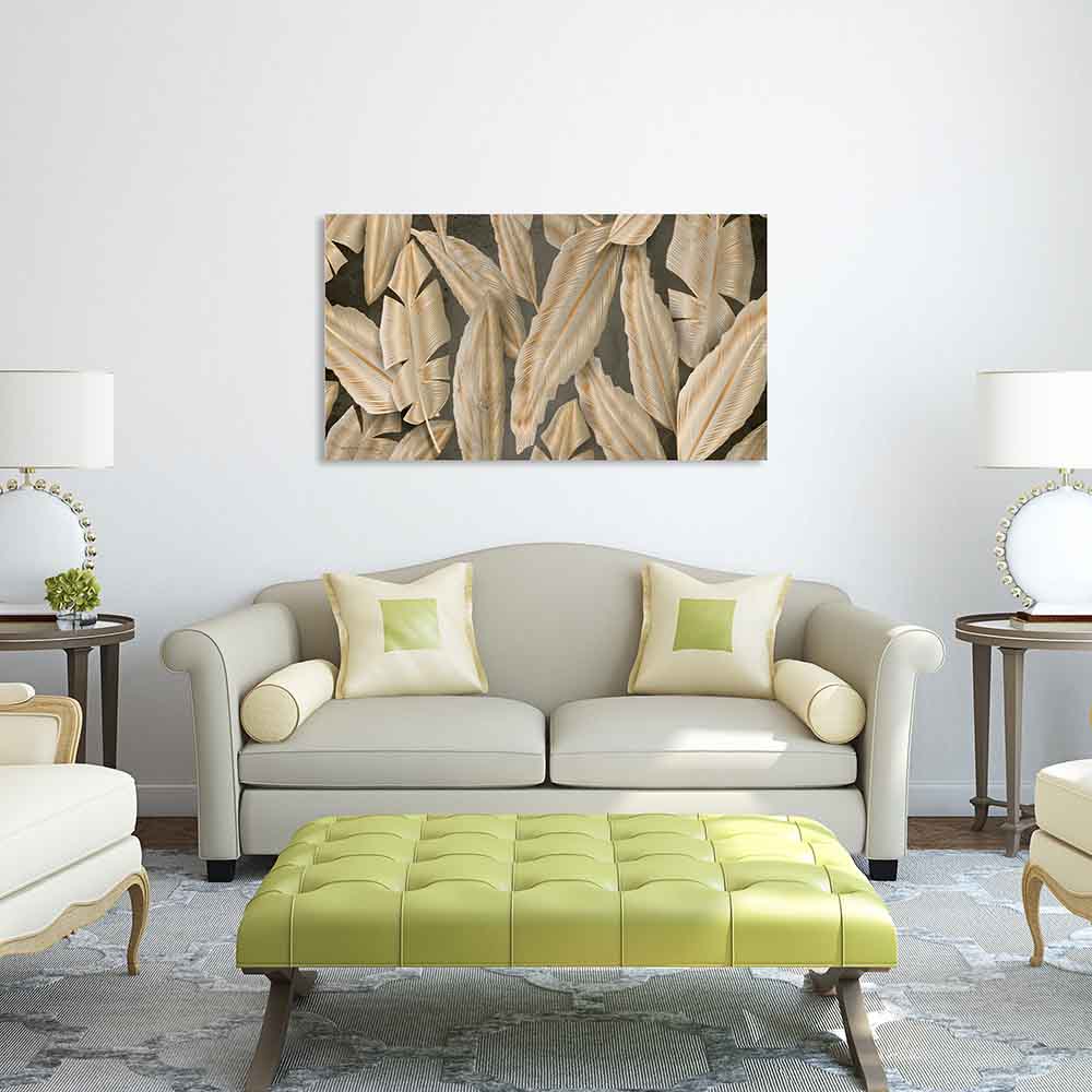 Quadro in plexiglass o vetro con decoro tropicale dorato, appeso in soggiorno raffinato con elementi vegetali e luce calda.