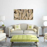 Quadro in plexiglass o vetro con decoro tropicale dorato, appeso in soggiorno raffinato con elementi vegetali e luce calda.