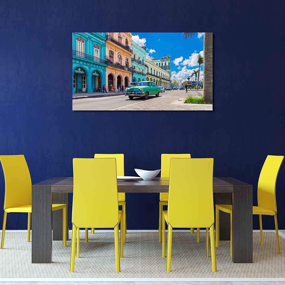 Quadro in plexiglass o vetro con un paesaggio urbano colorato, perfetto per aggiungere vivacità a una cucina.