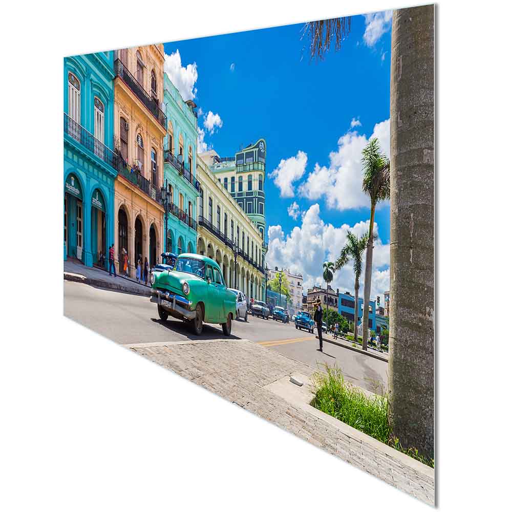 Quadro in plexiglass o vetro con scena urbana caraibica, auto d'epoca verde e facciate colorate sotto cielo limpido, vista laterale.