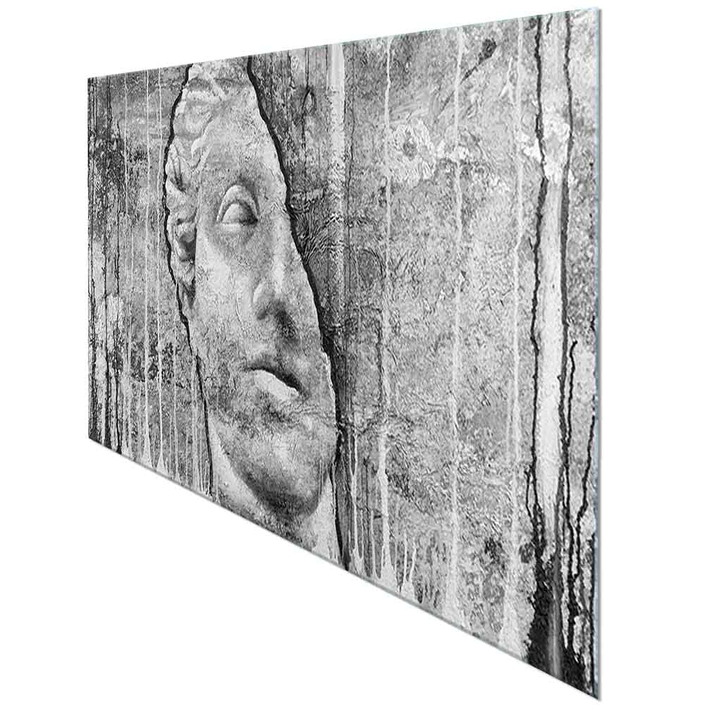 Quadro in plexiglass o vetro con primo piano di volto antico su muro screpolato, inquadratura laterale con riflessi lucidi.