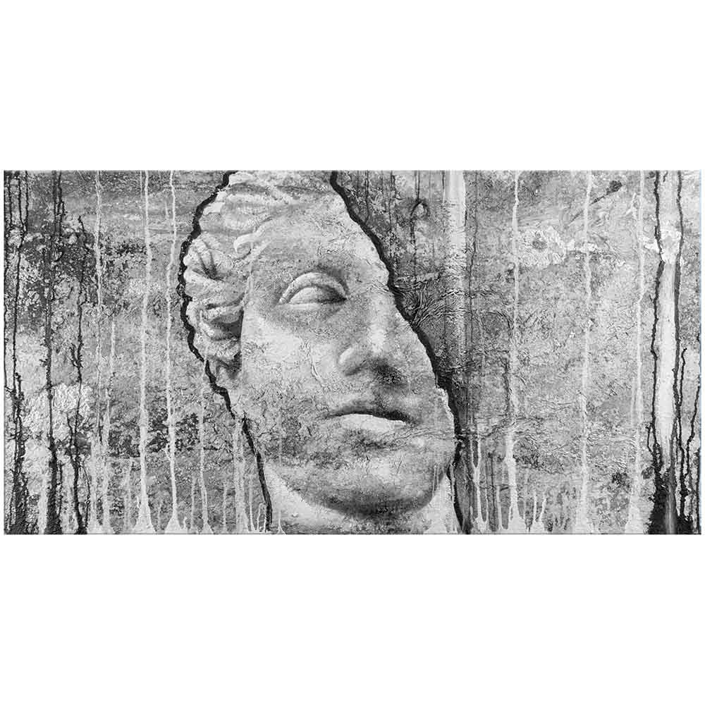 Quadro in plexiglass o vetro con volto scolpito su fondo pietroso segnato dal tempo, crepe e colature in bianco e nero.