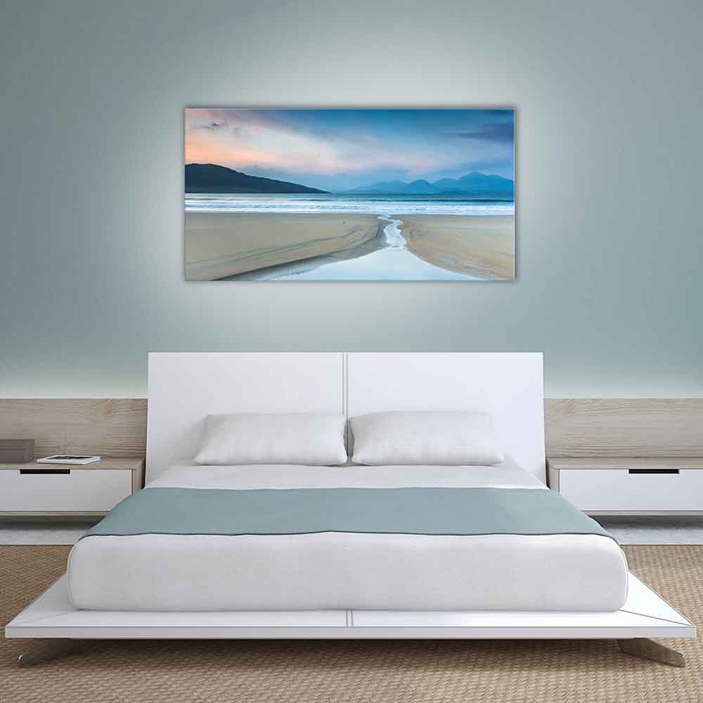 Quadro in plexiglass o vetro con paesaggio costiero, sabbia dorata e ruscello centrale, appeso sopra letto minimal.