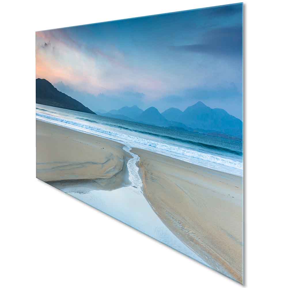 Quadro in plexiglass o vetro con spiaggia ondulata e corso d’acqua al centro, visione laterale con riflessi brillanti.