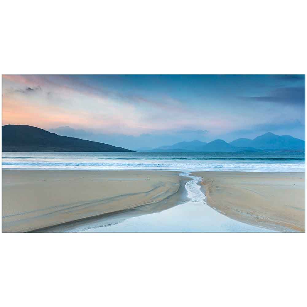 Quadro in plexiglass o vetro con scenario di dune sabbiose e canale d’acqua sereno, inquadratura frontale e pulita.