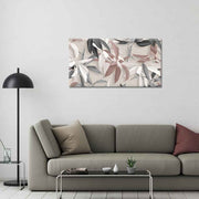 Quadro in plexiglass o vetro con intreccio di foglie tropicali vivaci, posto sopra divano moderno in soggiorno chiaro.