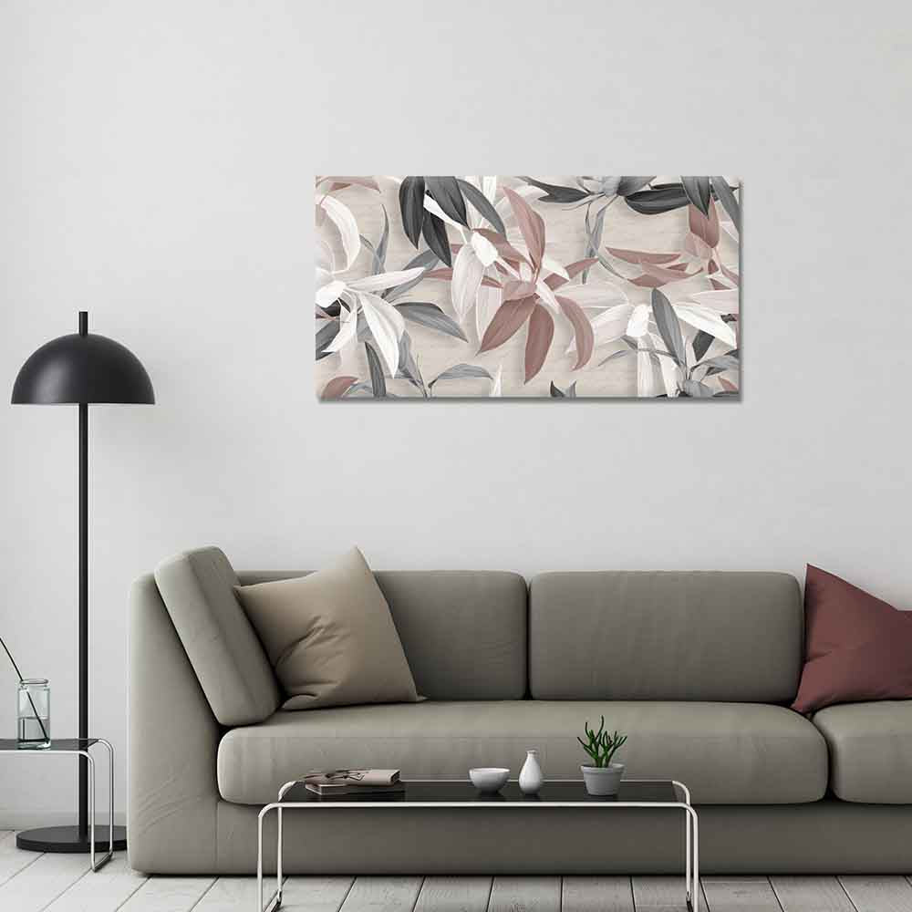 Quadro in plexiglass o vetro con intreccio di foglie tropicali vivaci, posto sopra divano moderno in soggiorno chiaro.