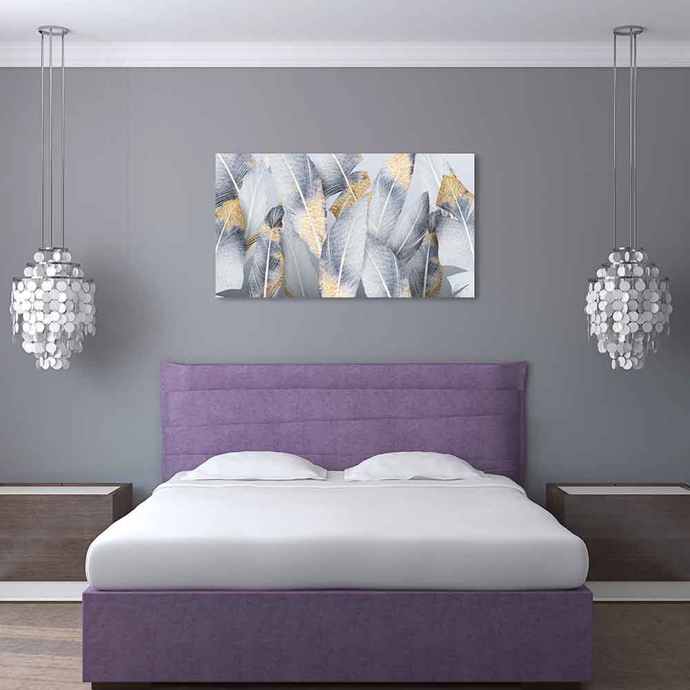 Quadro in plexiglass o vetro con foglie tropicali argentate con tocchi dorati su uno sfondo chiaro, perfetto per una camera luminosa e moderna.