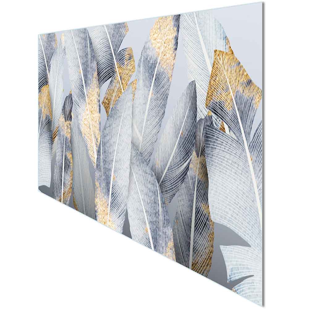 Quadro in plexiglass o vetro con foglie affusolate in toni grigio perla e dettagli oro, visione laterale con riflessi luminosi.