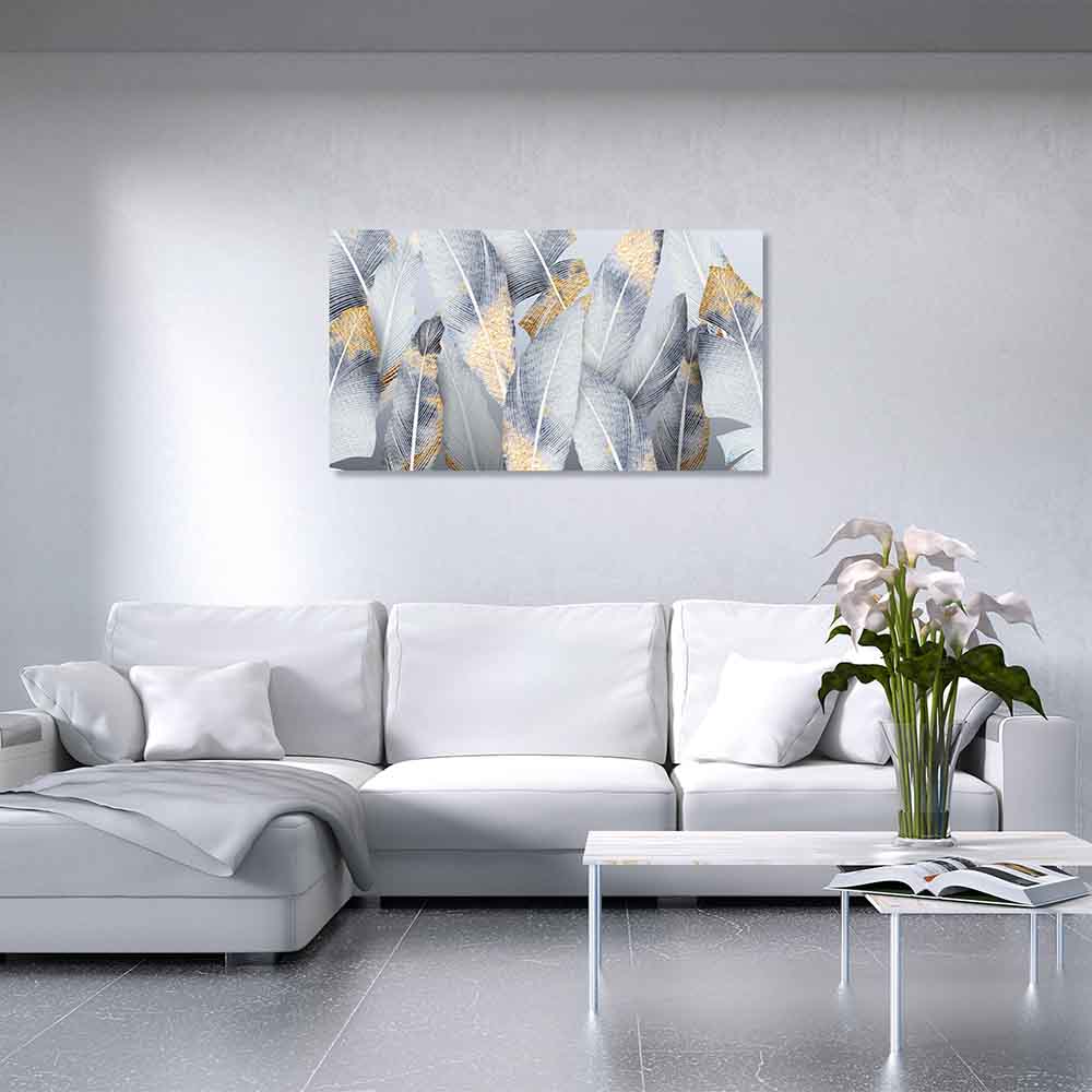 Quadro in plexiglass o vetro con foglie tropicali stilizzate, collocato in soggiorno per un’atmosfera fresca e rilassante.