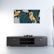 Quadro in vetro decorato moderno plexiglass o vetro con foglie dorate su fondo blu scuro, appeso in soggiorno moderno con mobile basso antracite.