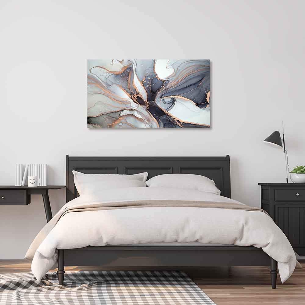 Quadro in plexiglass o vetro con venature fluide in grigio chiaro, antracite e beige tenue, sopra letto moderno in camera luminosa.