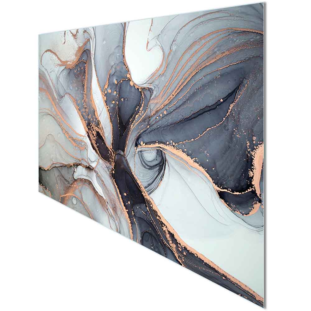Quadro in plexiglass o vetro con motivi marmorei nei toni del grigio freddo e sfumature calde, visto lateralmente con riflessi lucidi.