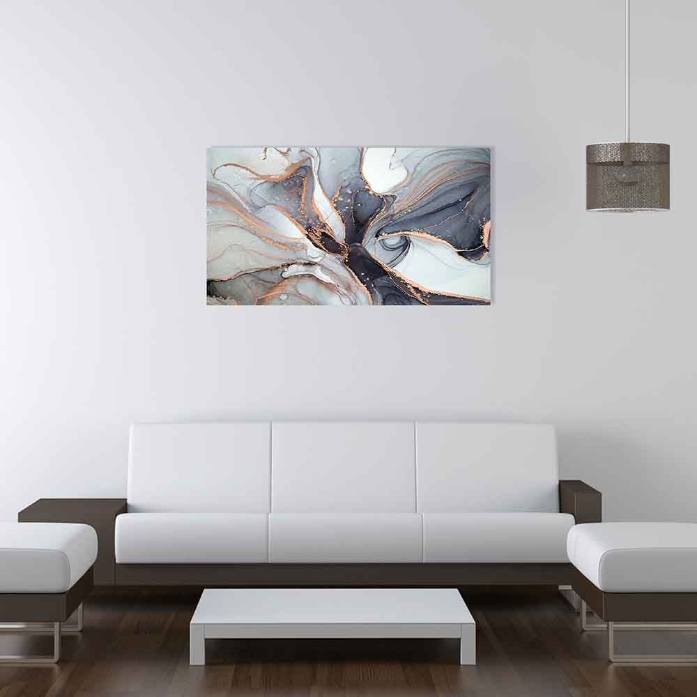 Quadro in plexiglass o vetro con decoro astratto effetto marmo in grigio perla e beige rosato, su parete chiara in soggiorno moderno.