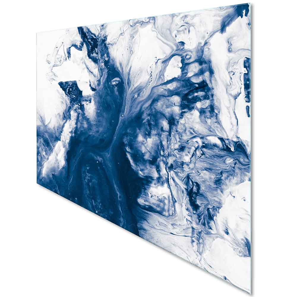 Quadro in plexiglass o vetro effetto marmo blu, vista laterale che esalta le venature e i giochi di luce sulla superficie.