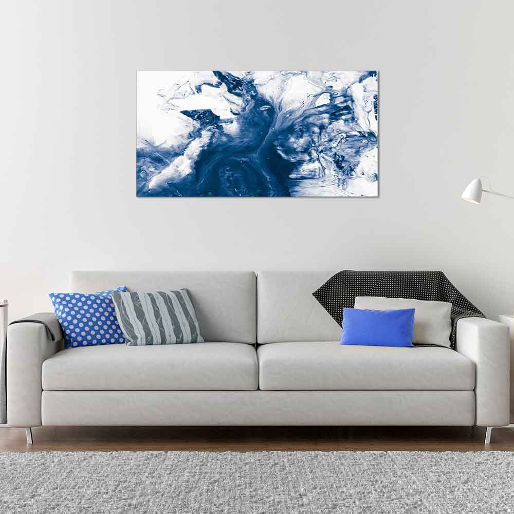 Quadro in plexiglass o vetro con venature marmo blu profondo, su parete di soggiorno con divano chiaro ed essenziale.