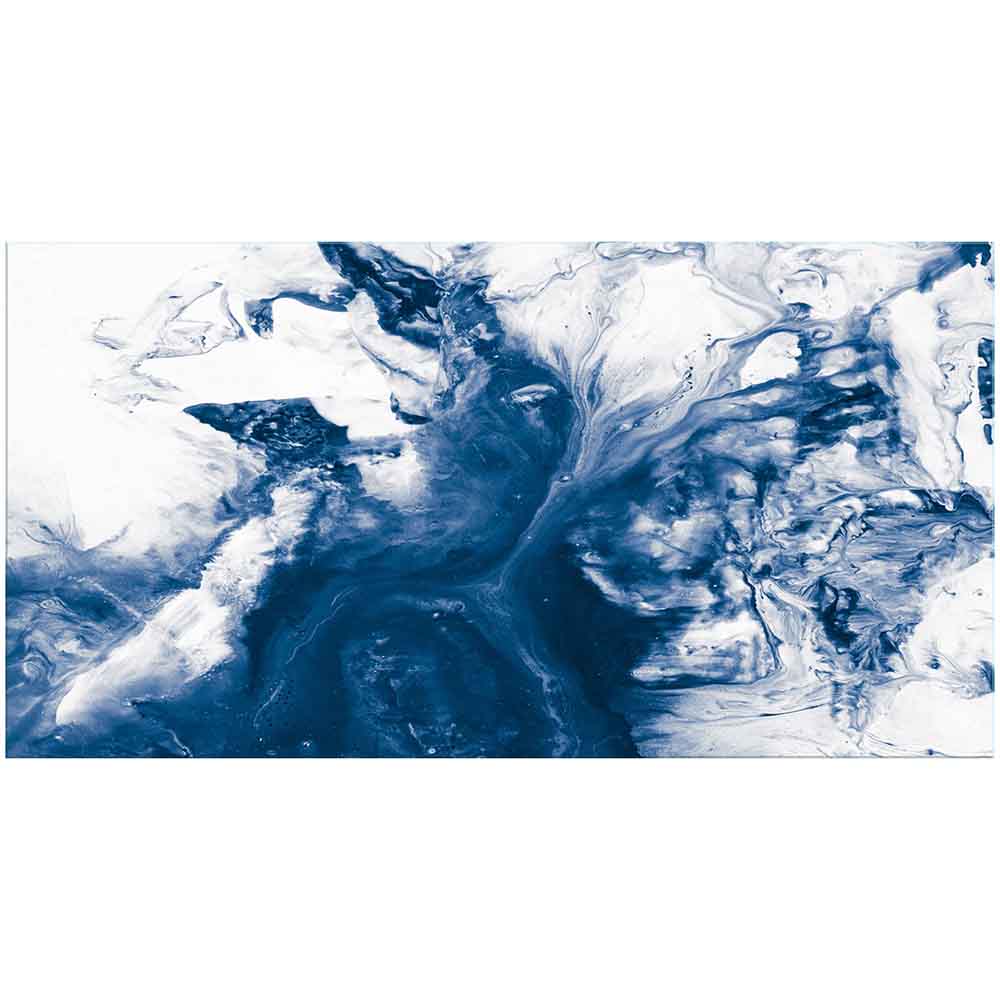 Quadro in plexiglass o vetro con texture marmorea in tonalità blu intense, aggiungendo eleganza e profondità visiva alla stanza.