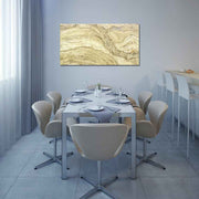 Quadro in plexiglass o vetro con sfumature sabbia e marmo, appeso in ufficio moderno con scrivania e dettagli metallici.