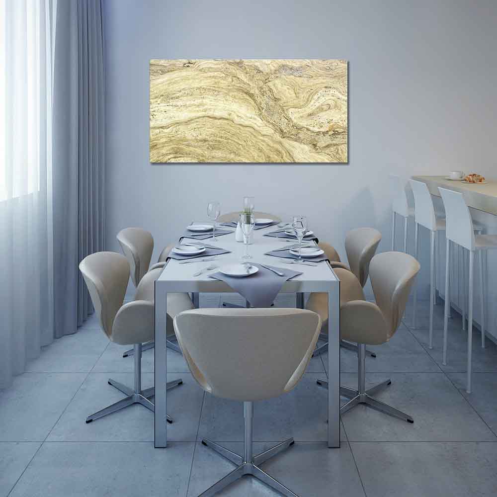 Quadro in plexiglass o vetro con sfumature sabbia e marmo, appeso in ufficio moderno con scrivania e dettagli metallici.