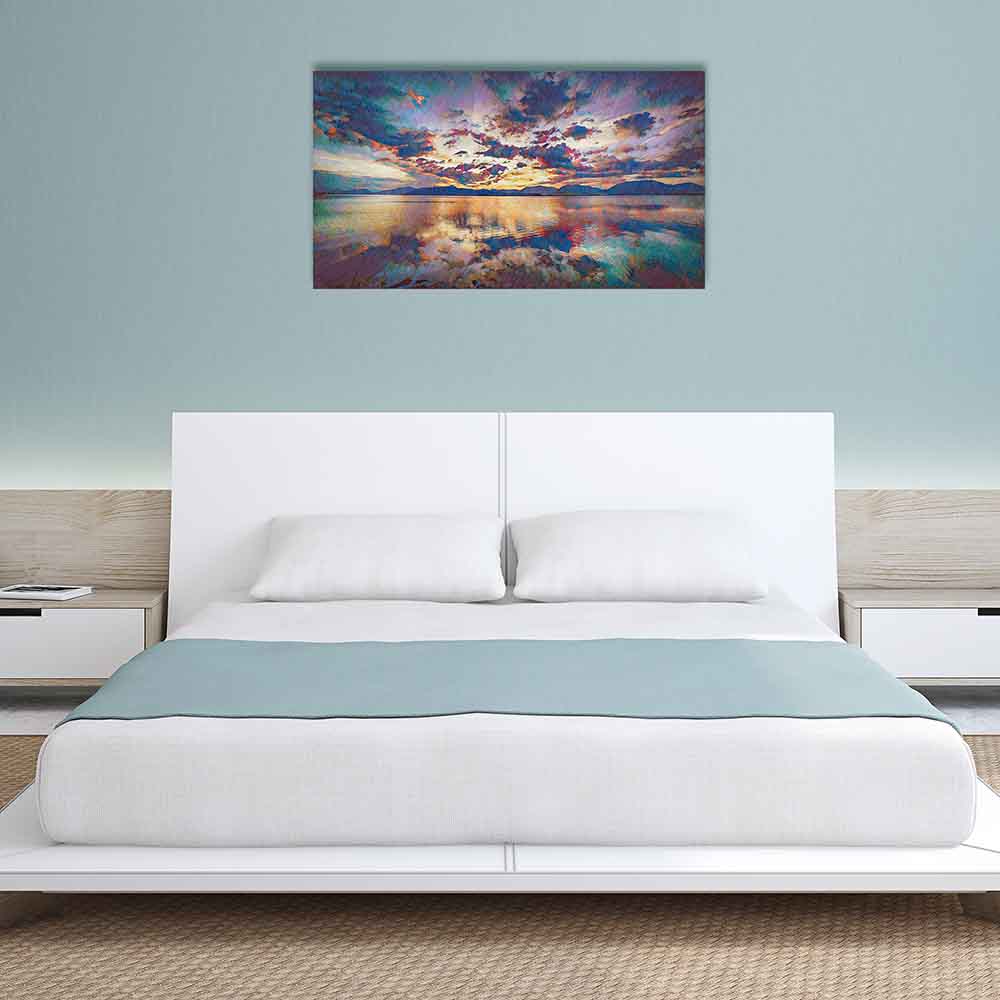 Quadro in plexiglass o vetro con panorama al tramonto su acqua calma e cielo acceso, installato in camera moderna dai toni azzurro pastello.