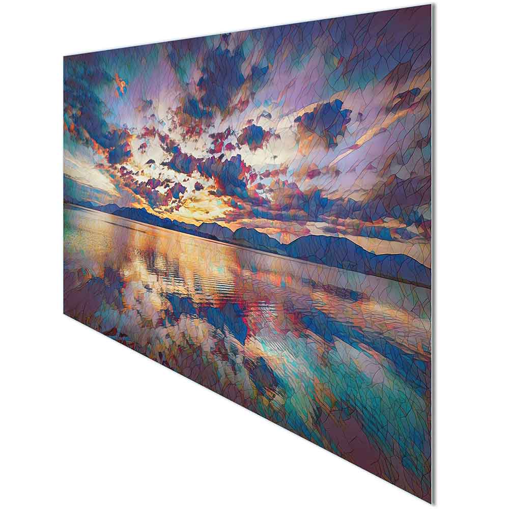 Quadro in plexiglass o vetro con paesaggio lacustre al tramonto, riflessi colorati su superficie d’acqua e effetto mosaico, vista laterale.
