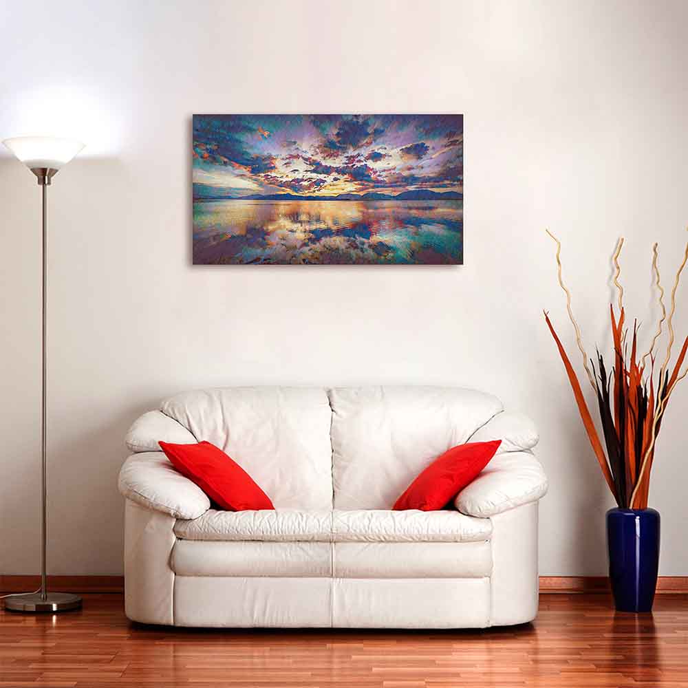 Quadro in plexiglass o vetro con cielo nuvoloso riflesso su lago al tramonto, appeso sopra divano bianco in soggiorno con parquet.