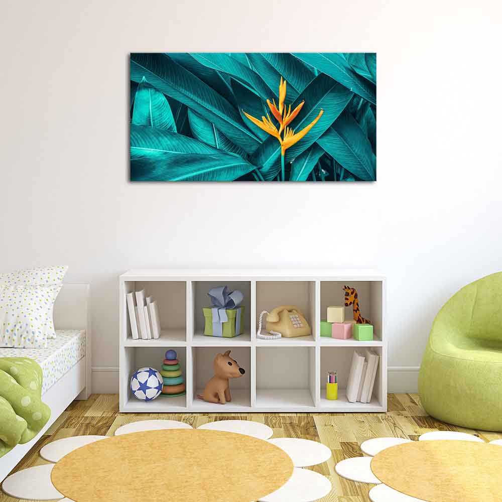 Quadro in plexiglass o vetro con un fiore arancione vivace, ideale per aggiungere colore e vitalità a una cameretta.