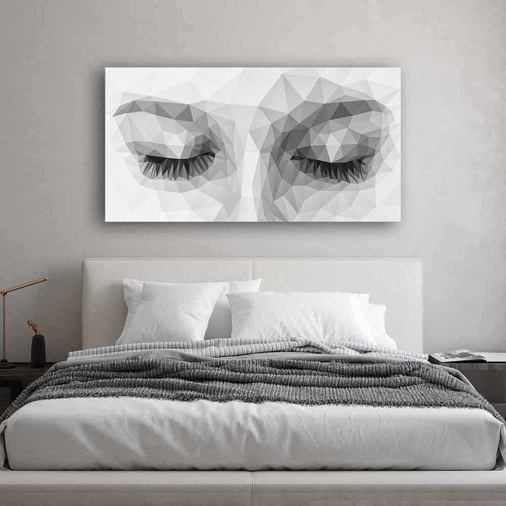 Quadro in plexiglass o vetro con volto sereno e occhi chiusi in toni neutri, appeso sopra letto in camera moderna dai colori morbidi.
