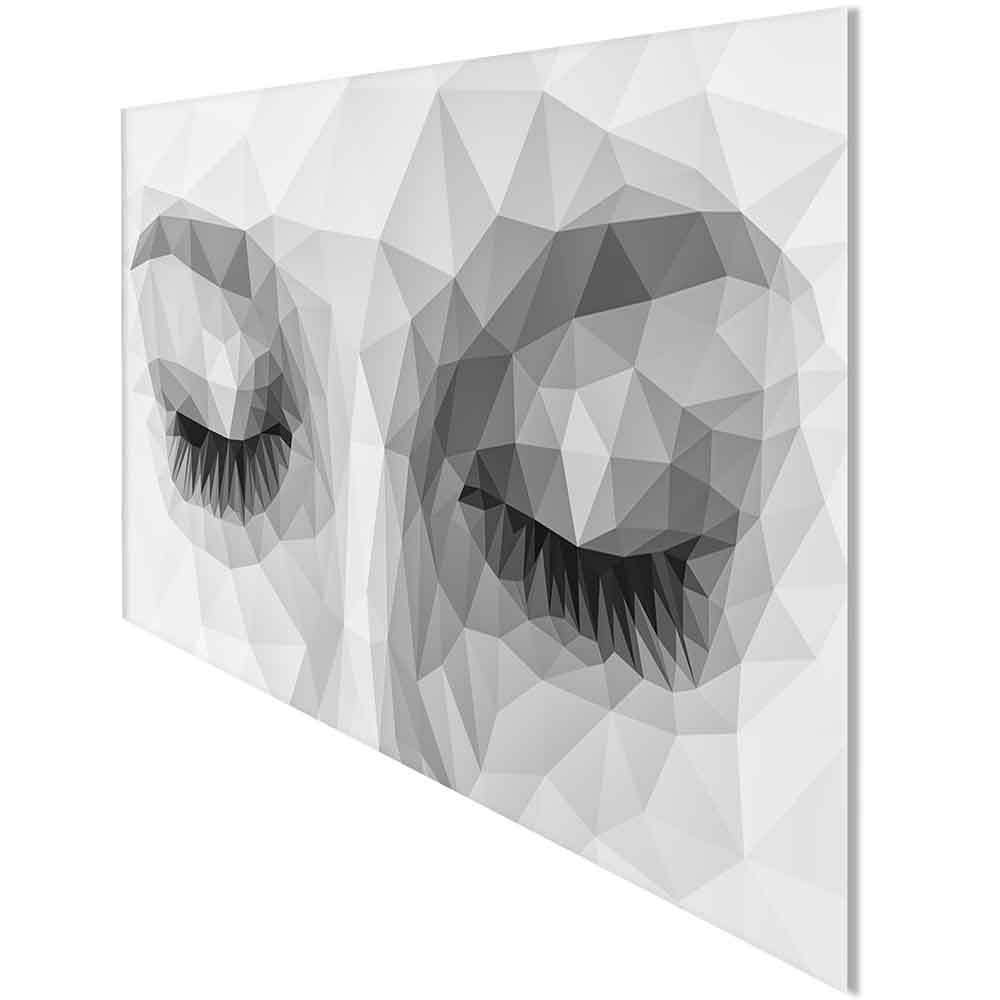 Quadro in plexiglass o vetro con occhi chiusi delineati da poligoni in scala di grigi, inquadratura laterale con riflessi sulla superficie.