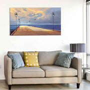 Quadro in plexiglass o vetro con un pontile illuminato da lampioni, posizionato sopra il divano per un effetto accogliente.