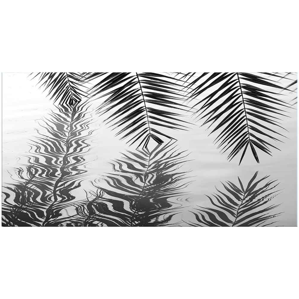 Quadro in plexiglass o vetro con silhouette di palme riflesse su superficie d'acqua, in bianco e nero con effetto ondulato astratto.