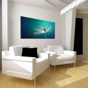 Quadro in plexiglass o vetro con un soffione in primo piano, collocato in soggiorno per un effetto leggero e naturale.