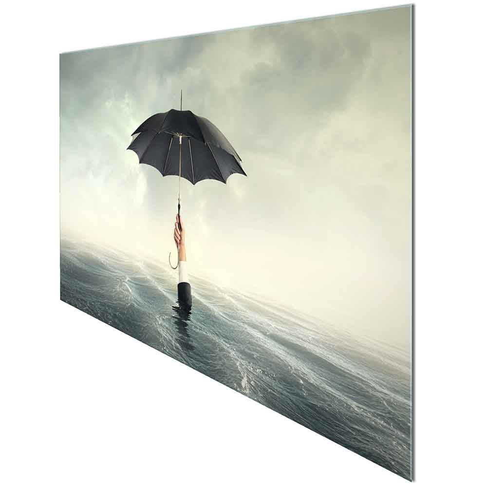 Quadro in plexiglass o vetro con mare agitato e braccio che spunta reggendo un ombrello nero, fotografato con vista angolare laterale.