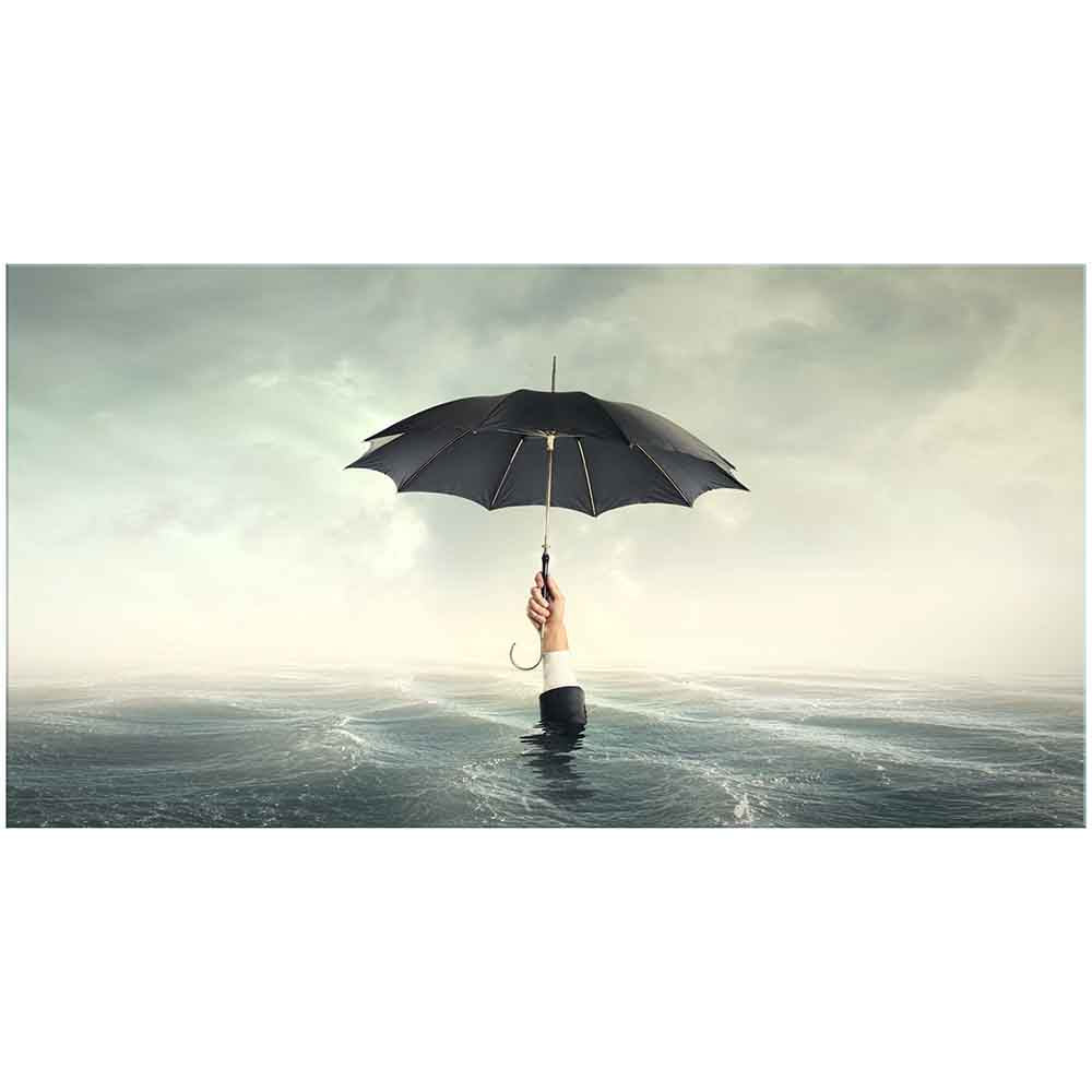 Quadro in plexiglass o vetro con scena surreale: mano che solleva un ombrello da un mare calmo sotto cielo nuvoloso dai toni chiari.