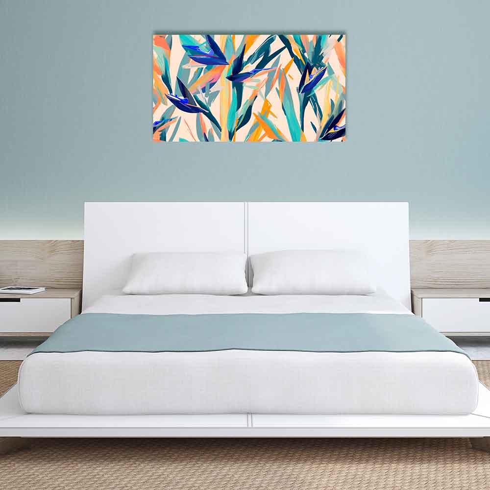 Quadro in plexiglass o vetro con fiori di strelitzia vivaci su sfondo neutro, sopra letto in camera moderna e ariosa.