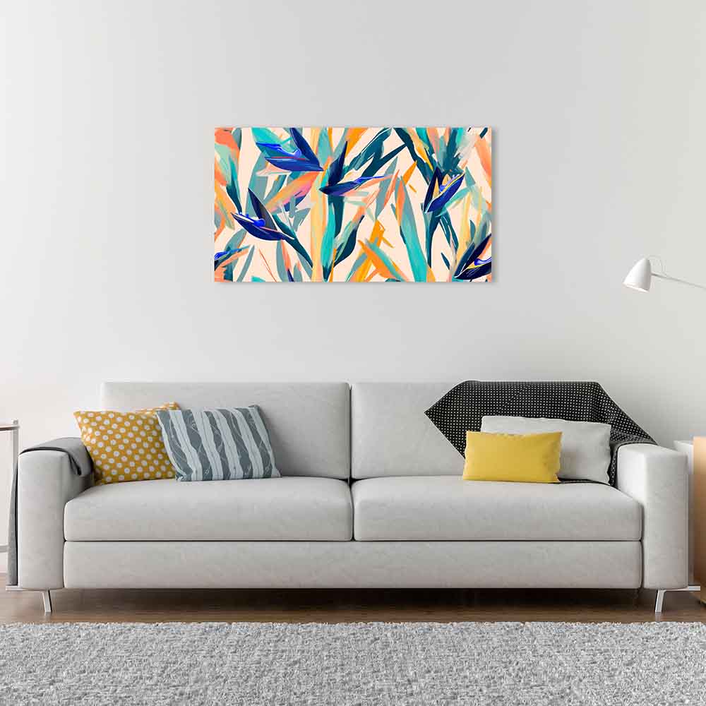 Quadro in plexiglass o vetro con fiori di strelitzia colorati, posizionato sopra un divano per un tocco tropicale ed elegante.