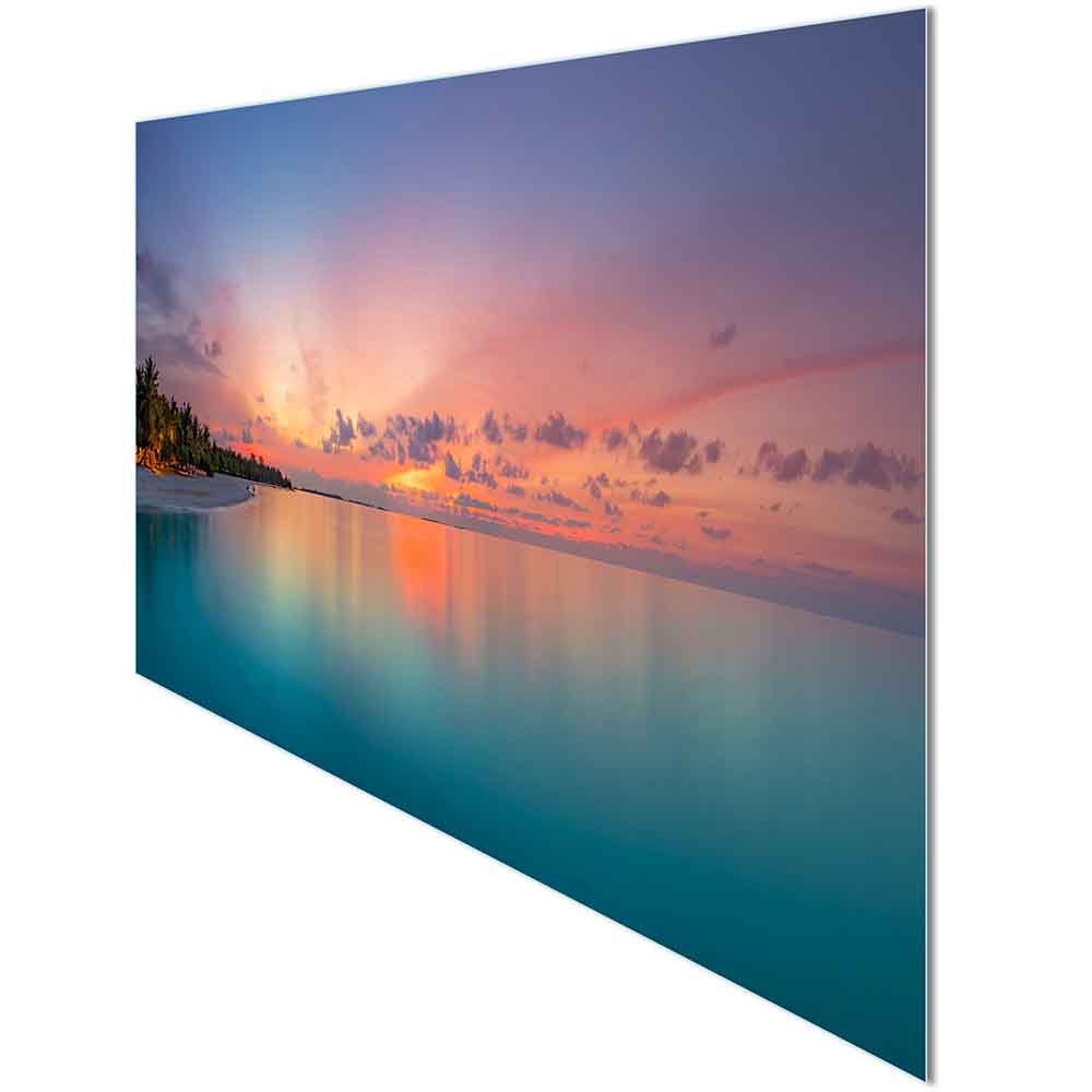 Quadro in plexiglass o vetro con vista obliqua su tramonto tropicale, riflessi arancio nel mare blu.