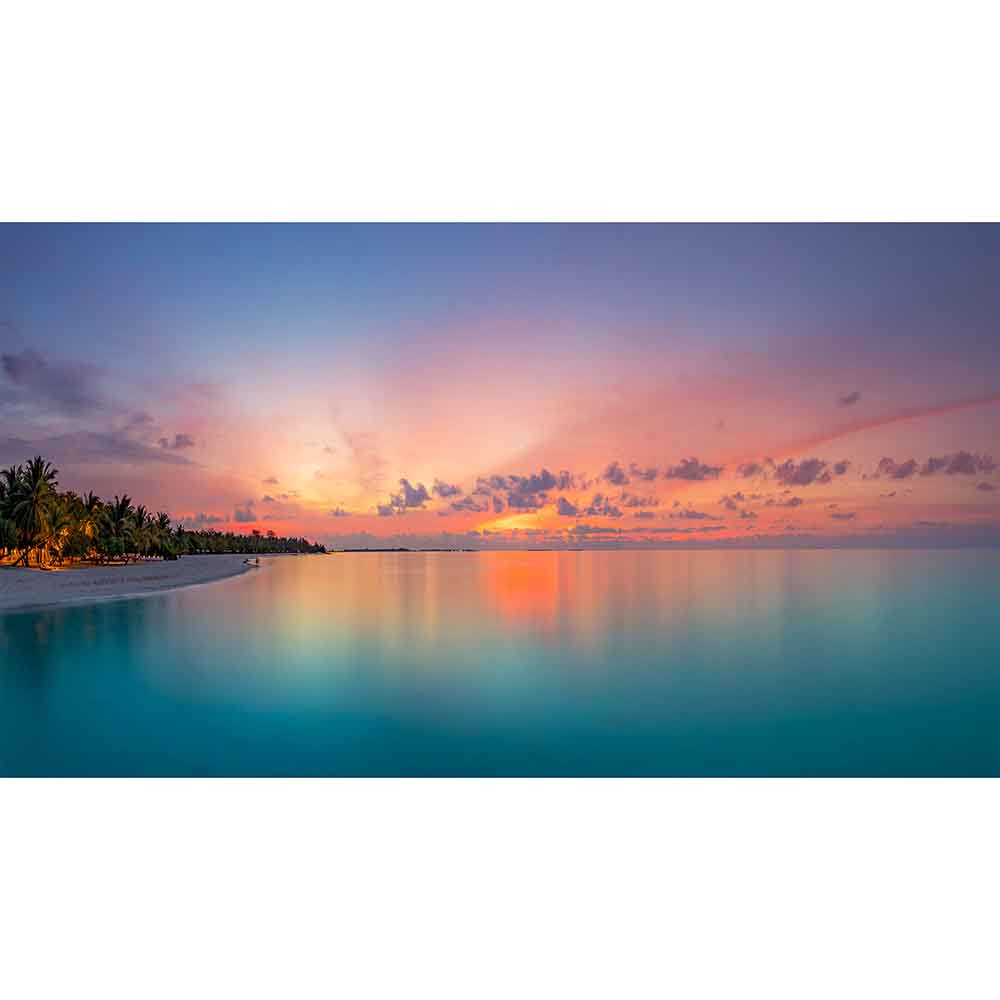 Quadro in plexiglass o vetro con un tramonto paradisiaco dai colori caldi, evocando relax e bellezza naturale.