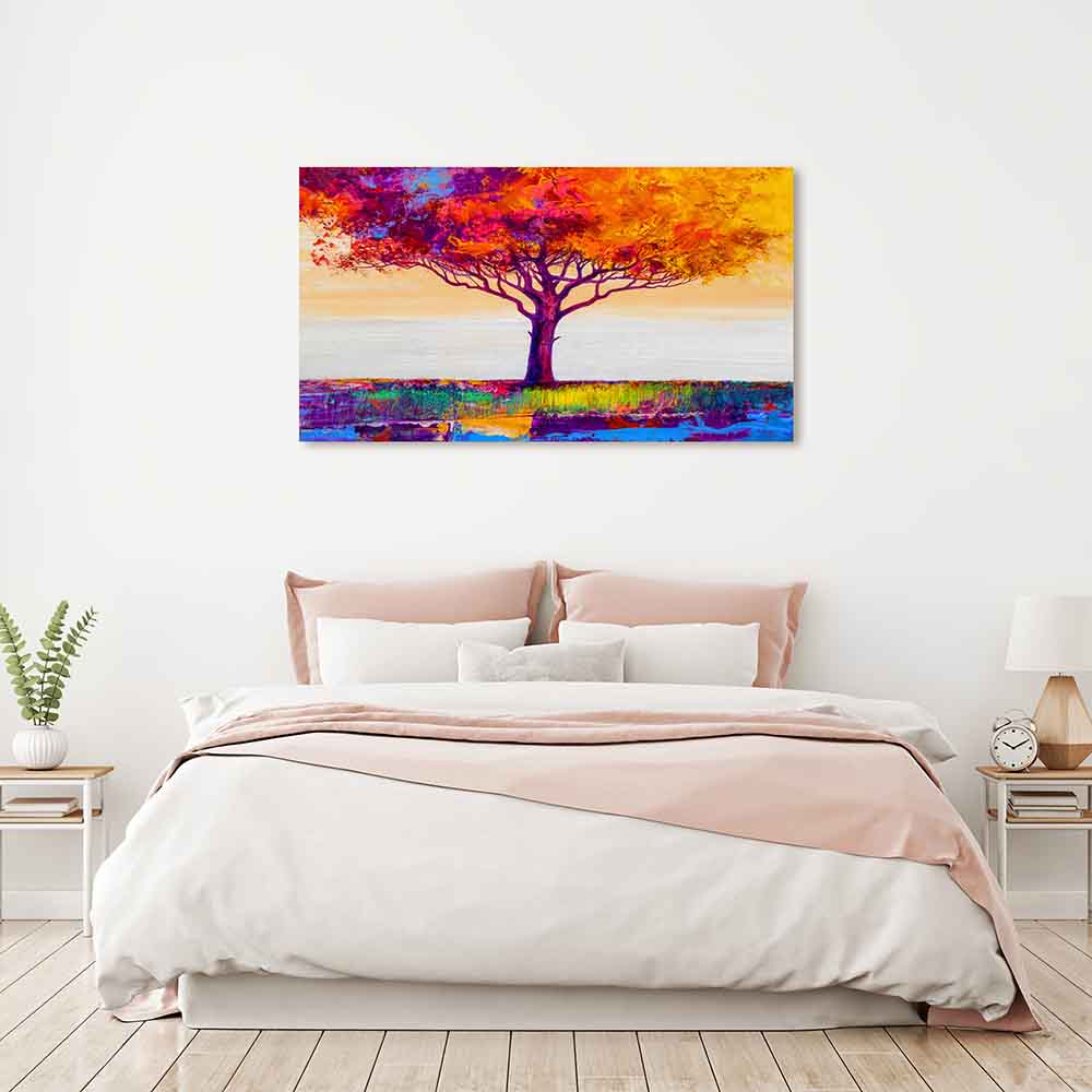 Quadro in plexiglass o vetro con albero stilizzato multicolore su sfondo neutro, appeso sopra letto in stanza chiara.