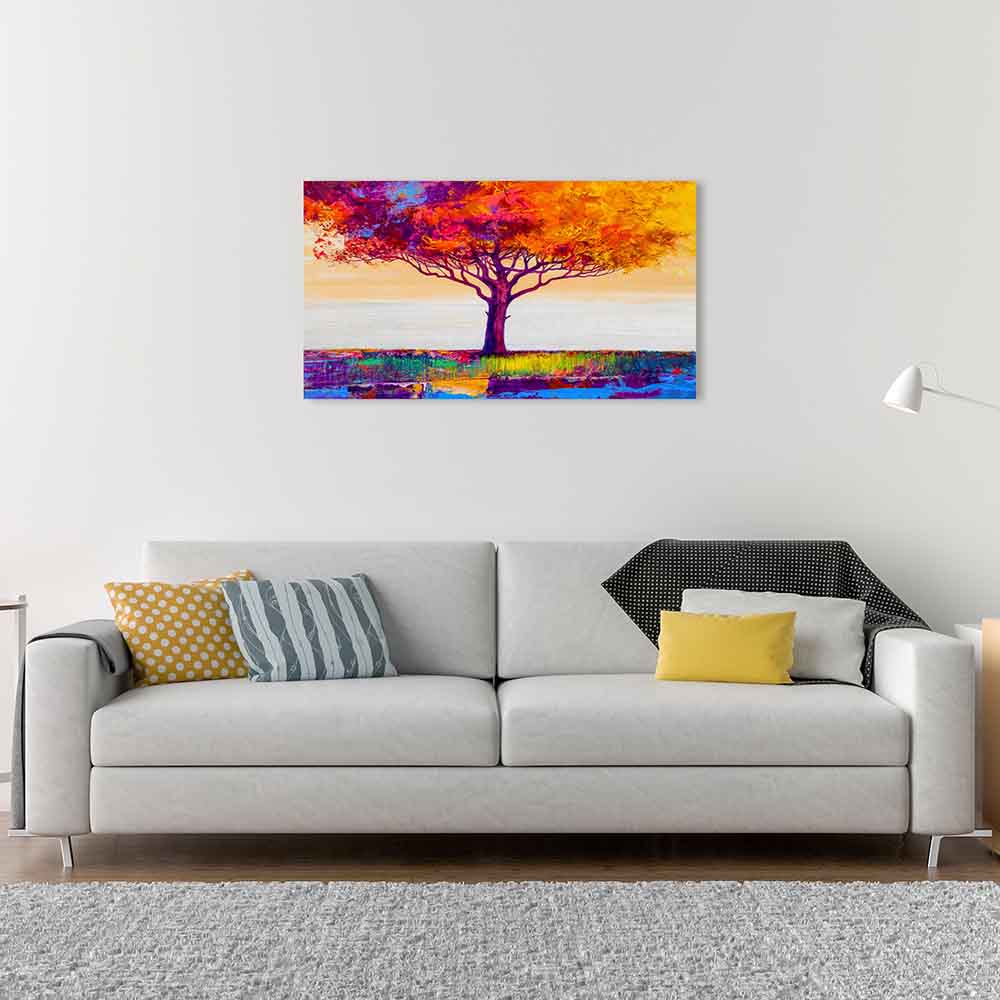Quadro in plexiglass o vetro con un albero colorato stilizzato, posizionato sopra un divano per un tocco artistico.