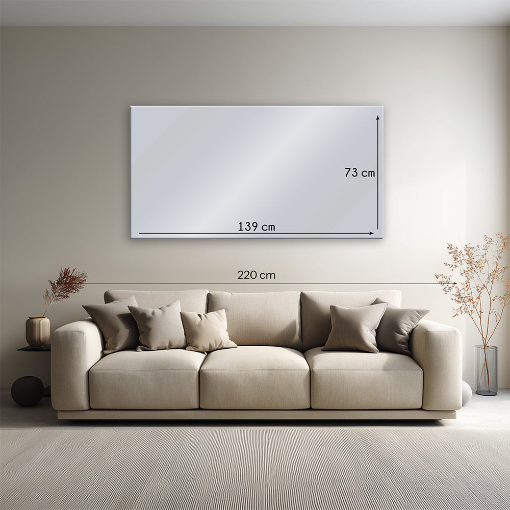 Sagoma di un quadro in vetro con misure 139x73 cm appeso sopra divano beige in soggiorno con riferimento visivo alle dimensioni reali