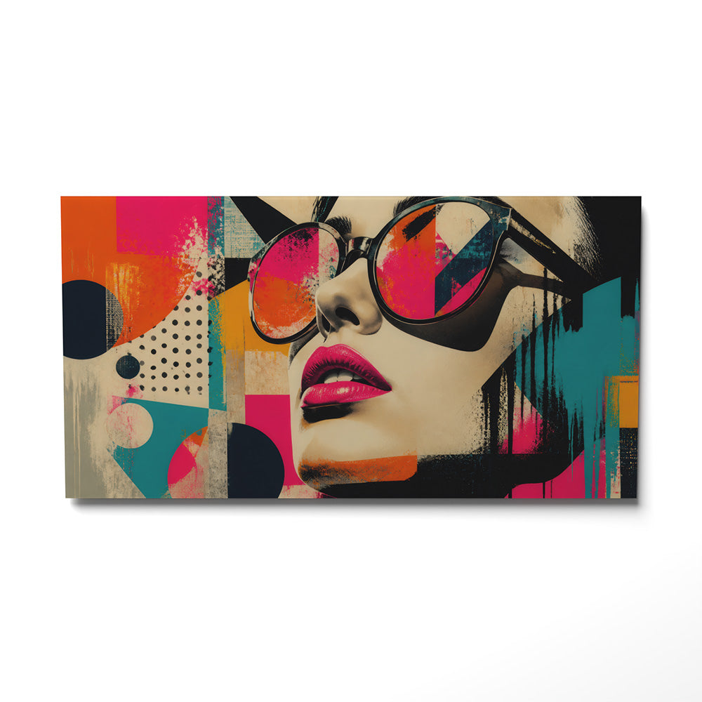 Quadro in vetro pop art: donna con occhiali neri oversize labbra magenta su collage geometrico teal arancione rosa e nero