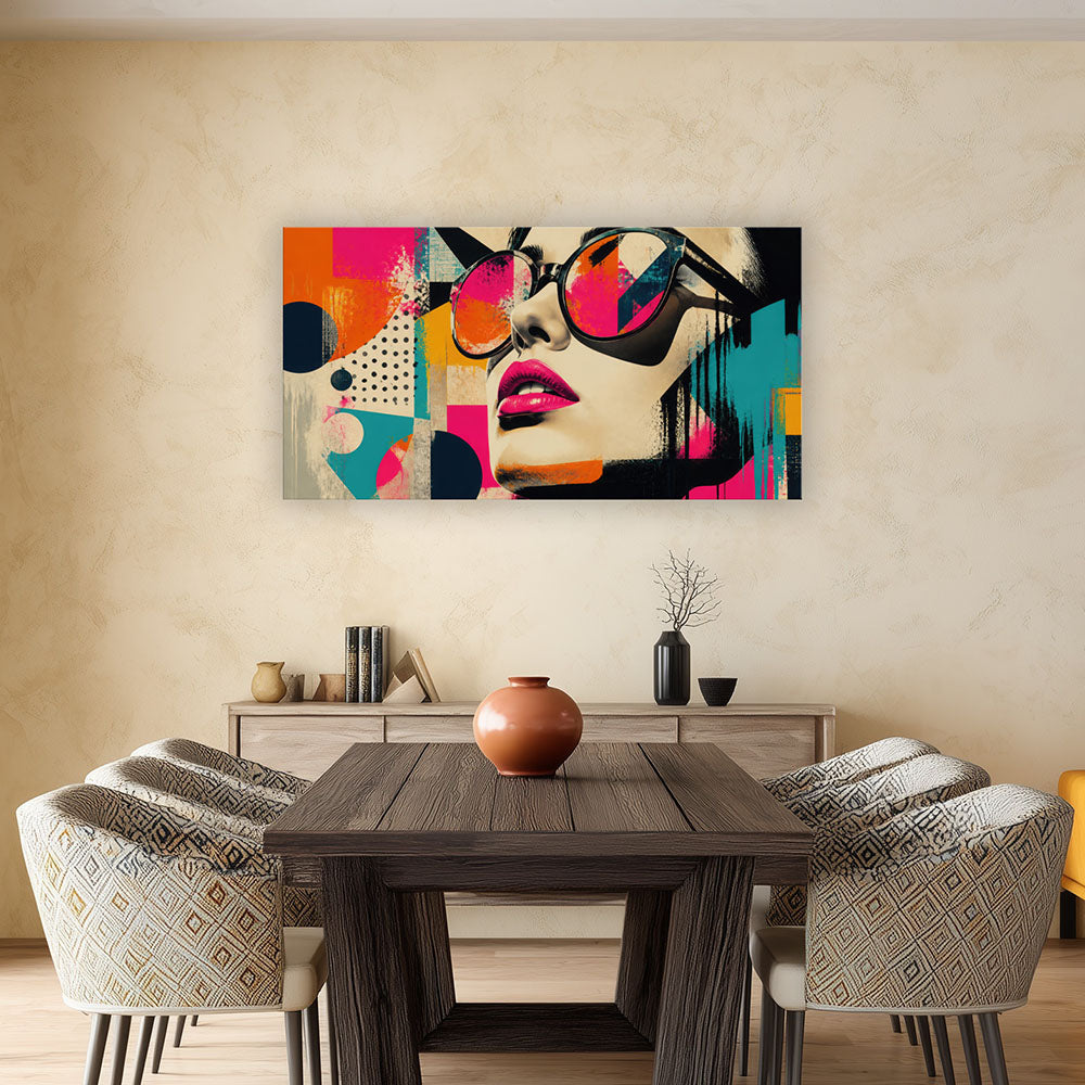 Quadro in vetro pop art donna con occhiali da sole esposto in sala da pranzo con tavolo scuro sedie tessuto e parete sabbia