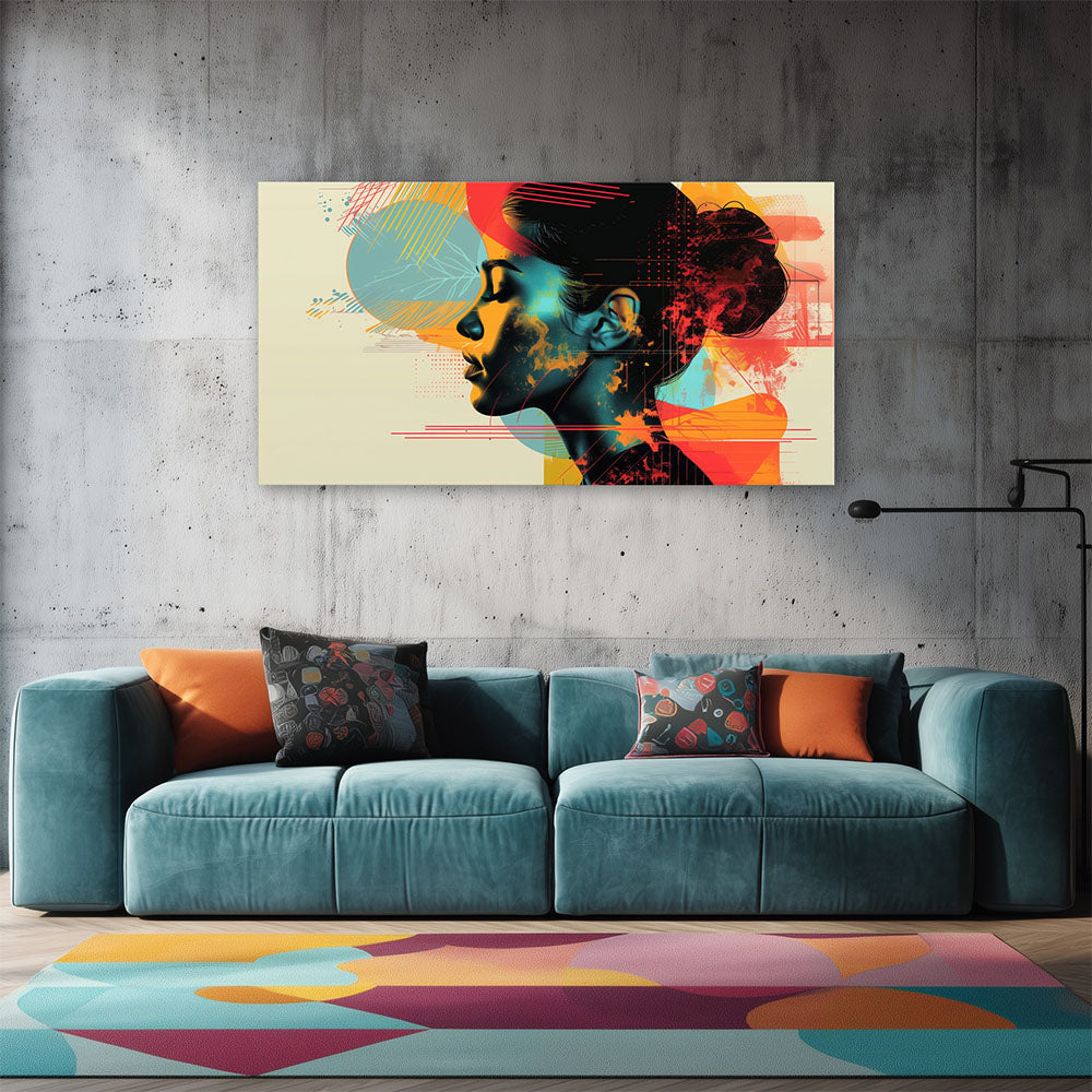 Quadro in vetro profilo femminile astratto esposto in soggiorno industriale con divano teal parete cemento a vista e tappeto colorato