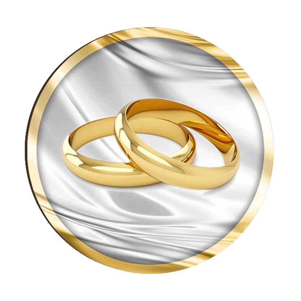 Magnete in legno rotondo con decorazione di due fedi nuziali dorate intrecciate su sfondo effetto seta bianca, con bordo dorato.