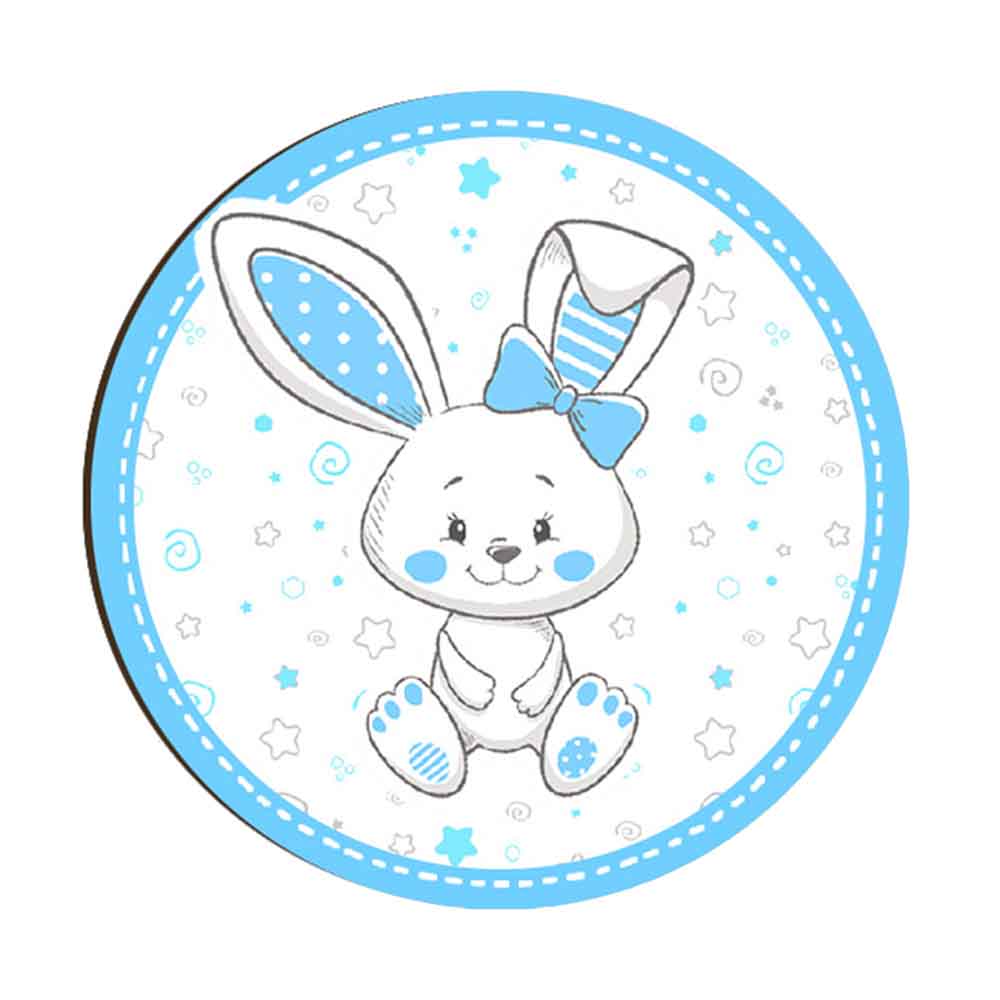 Magnete in legno con coniglietto bianco e fiocco azzurro, decorato con stelle e spirali su sfondo bianco.