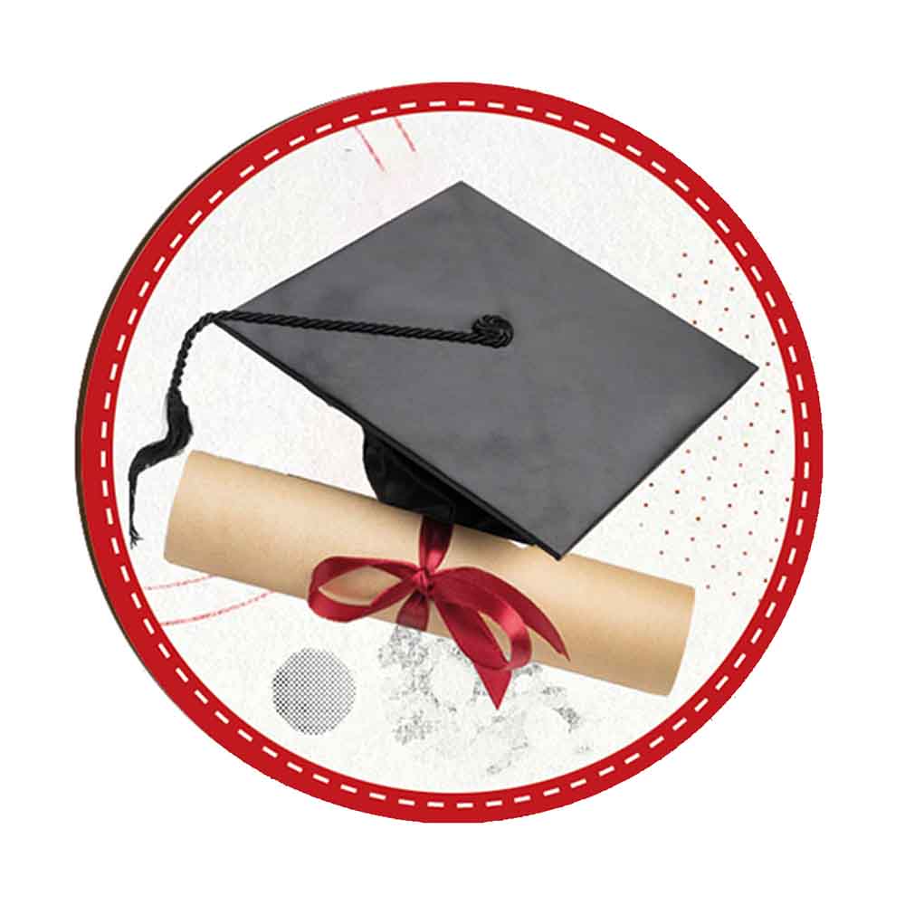 Magnete in legno con tocco nero da laurea e pergamena avvolta da nastro rosso su sfondo chiaro con bordo rosso decorativo.