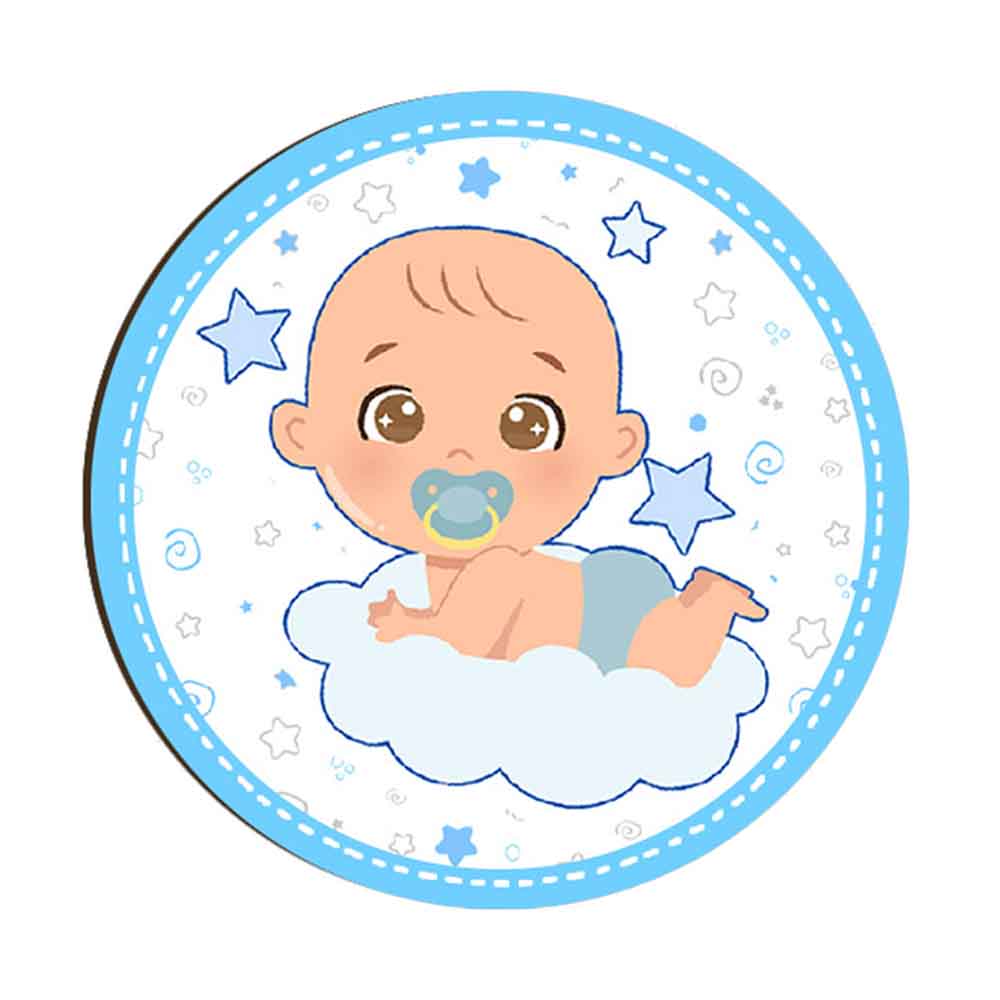 Magnete in legno con bimbo neonato su nuvola bianca, ciuccio azzurro e decorazioni di stelle su sfondo celeste.