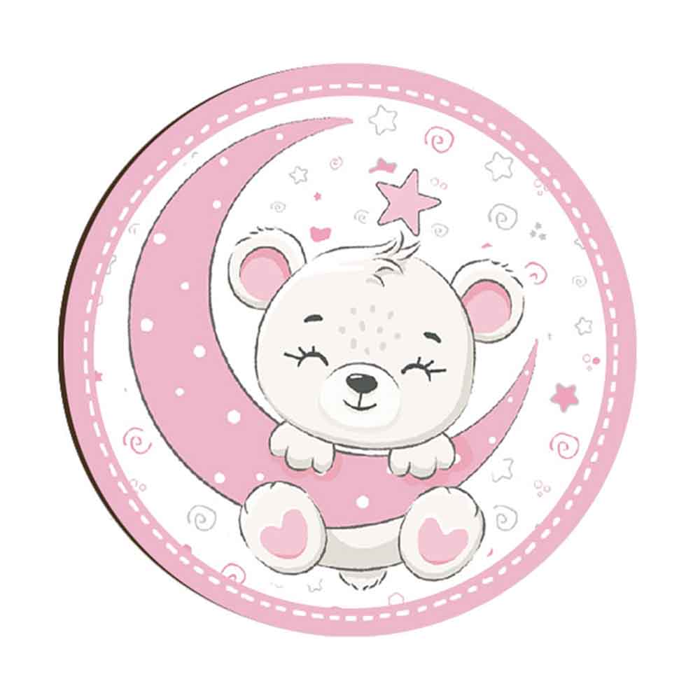 Magnete in legno con orsacchiotta bianca su luna rosa con stella, sfondo decorato con stelline e spirali rosa.