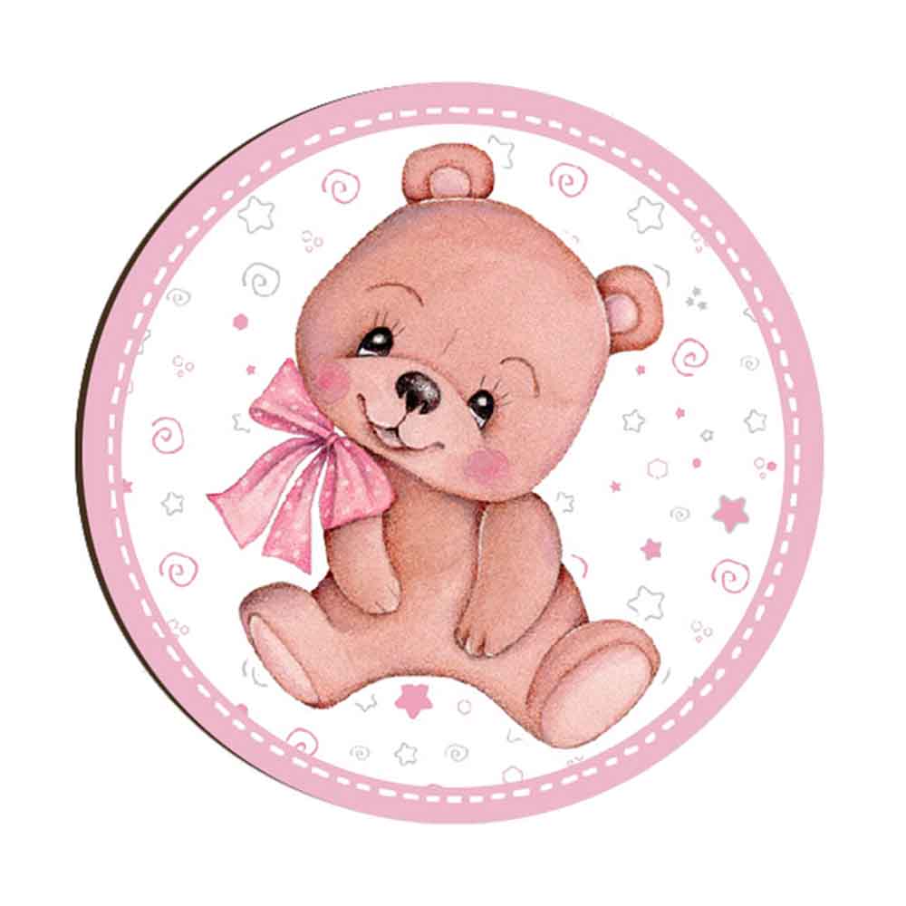 Magnete in legno con orsacchiotta marrone, fiocco rosa e sfondo bianco con stelline in toni pastello rosa.